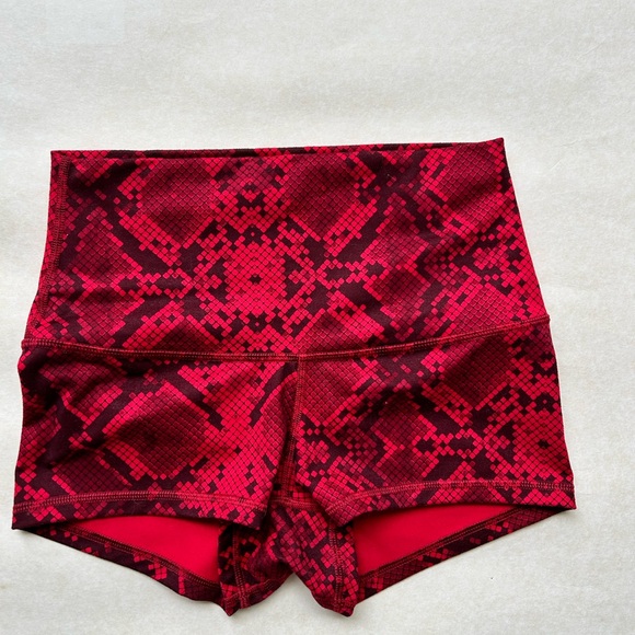 Lululemon Boogie Short Roll Down raspberry Red Size 6 - Picture 1 of 4